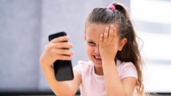 Telefon istifadəsi göz quruluğuna gətirib çıxara bilər