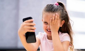 Использование телефона может привести к сухости глаз. Использование телефона может привести к сухости глаз.